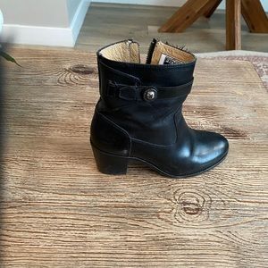 FRYE Women's Malorie Button Short Black Smooth Vintage Leather Boot